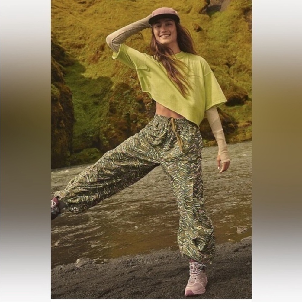 Free People Movement Zephyr Printed Pants Jogger Olive Green Print Medium NWOT
